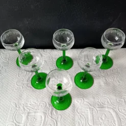 VERRES à pied vert émeraude, motif vigne