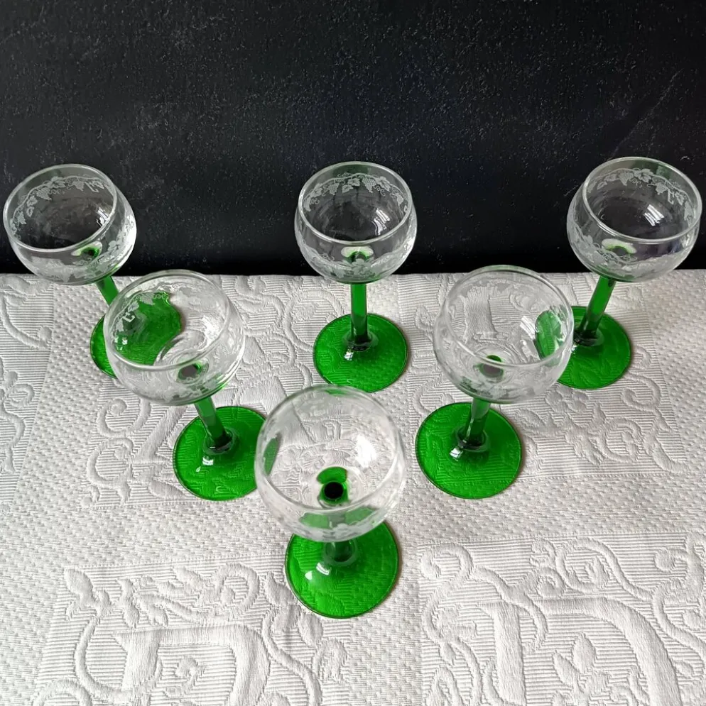 VERRES à pied vert émeraude, motif vigne