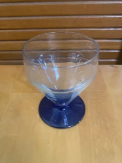 23 verres à pied vintage en verre transparent et pied bleu cobalt
