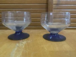 23 verres à pied vintage en verre transparent et pied bleu cobalt