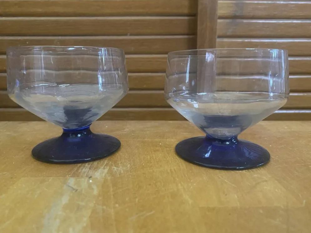 23 verres à pied vintage en verre transparent et pied bleu cobalt