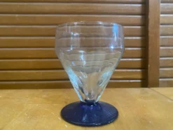 23 verres à pied vintage en verre transparent et pied bleu cobalt