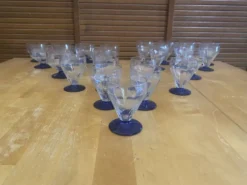 23 verres à pied vintage en verre transparent et pied bleu cobalt