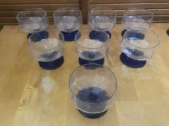 23 verres à pied vintage en verre transparent et pied bleu cobalt