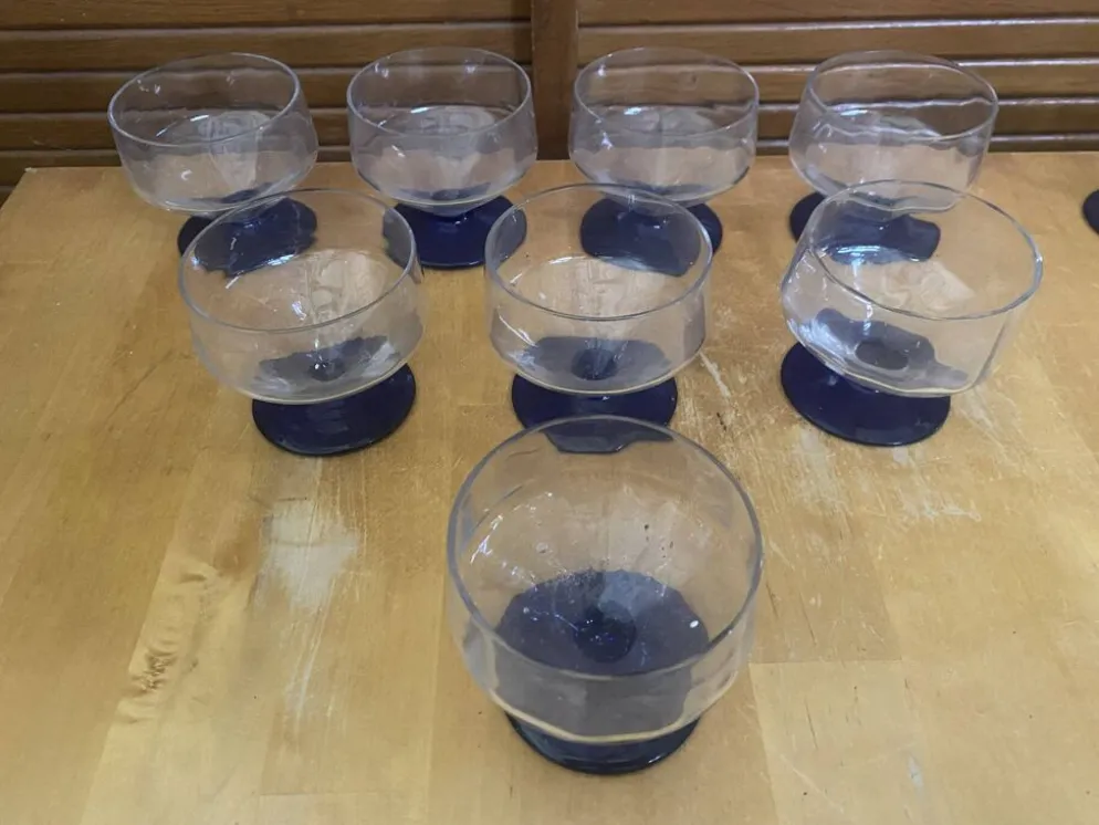23 verres à pied vintage en verre transparent et pied bleu cobalt