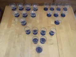 23 verres à pied vintage en verre transparent et pied bleu cobalt