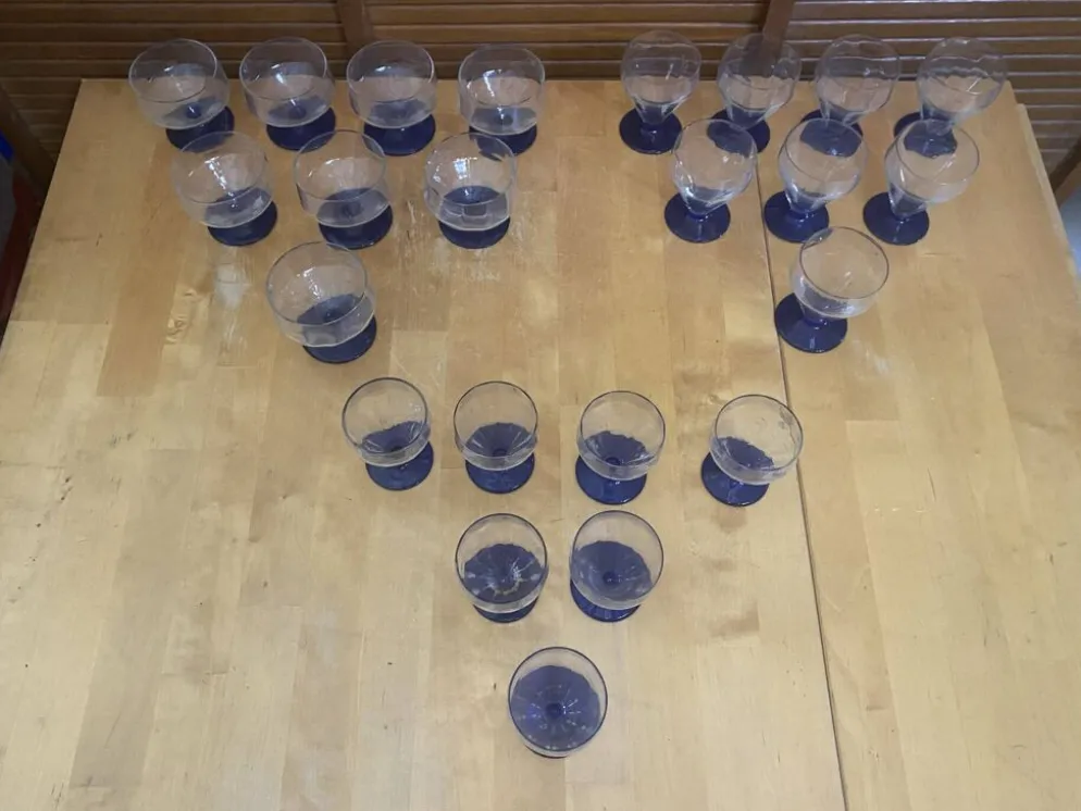 23 verres à pied vintage en verre transparent et pied bleu cobalt