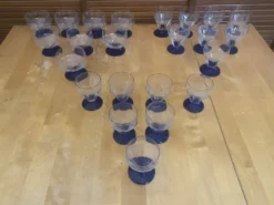 23 verres à pied vintage en verre transparent et pied bleu cobalt