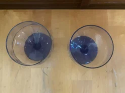 23 verres à pied vintage en verre transparent et pied bleu cobalt