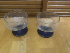 23 verres à pied vintage en verre transparent et pied bleu cobalt