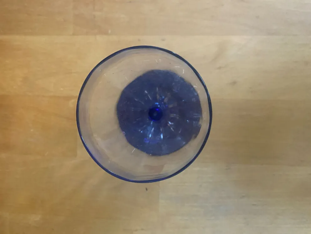 23 verres à pied vintage en verre transparent et pied bleu cobalt
