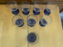 23 verres à pied vintage en verre transparent et pied bleu cobalt