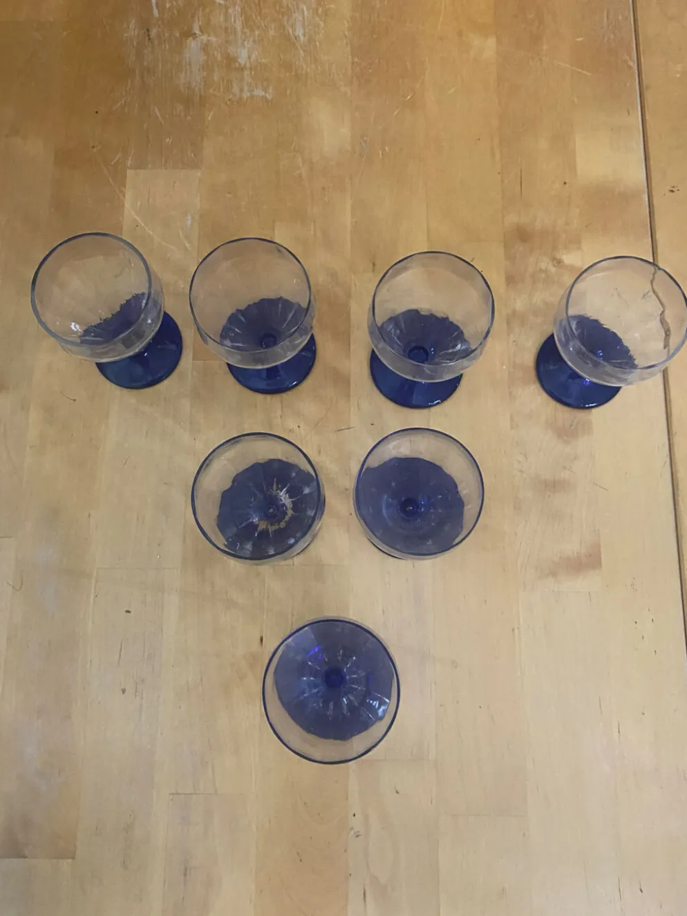 23 verres à pied vintage en verre transparent et pied bleu cobalt