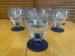 23 verres à pied vintage en verre transparent et pied bleu cobalt