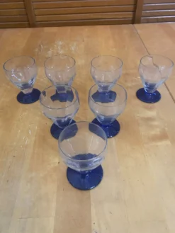 23 verres à pied vintage en verre transparent et pied bleu cobalt