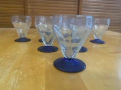 23 verres à pied vintage en verre transparent et pied bleu cobalt