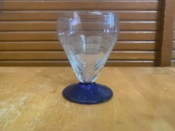 23 verres à pied vintage en verre transparent et pied bleu cobalt