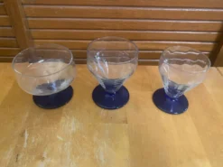 23 verres à pied vintage en verre transparent et pied bleu cobalt