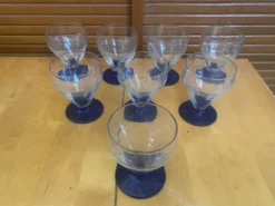 23 verres à pied vintage en verre transparent et pied bleu cobalt