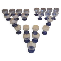 23 verres à pied vintage en verre transparent et pied bleu cobalt