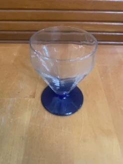 23 verres à pied vintage en verre transparent et pied bleu cobalt