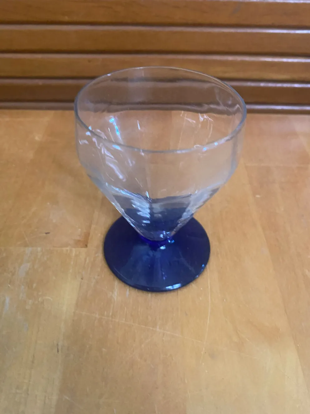 23 verres à pied vintage en verre transparent et pied bleu cobalt