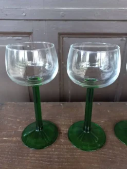 Verres à vin d'Alsace pied vert vintage