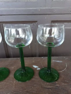 Verres à vin d'Alsace pied vert vintage