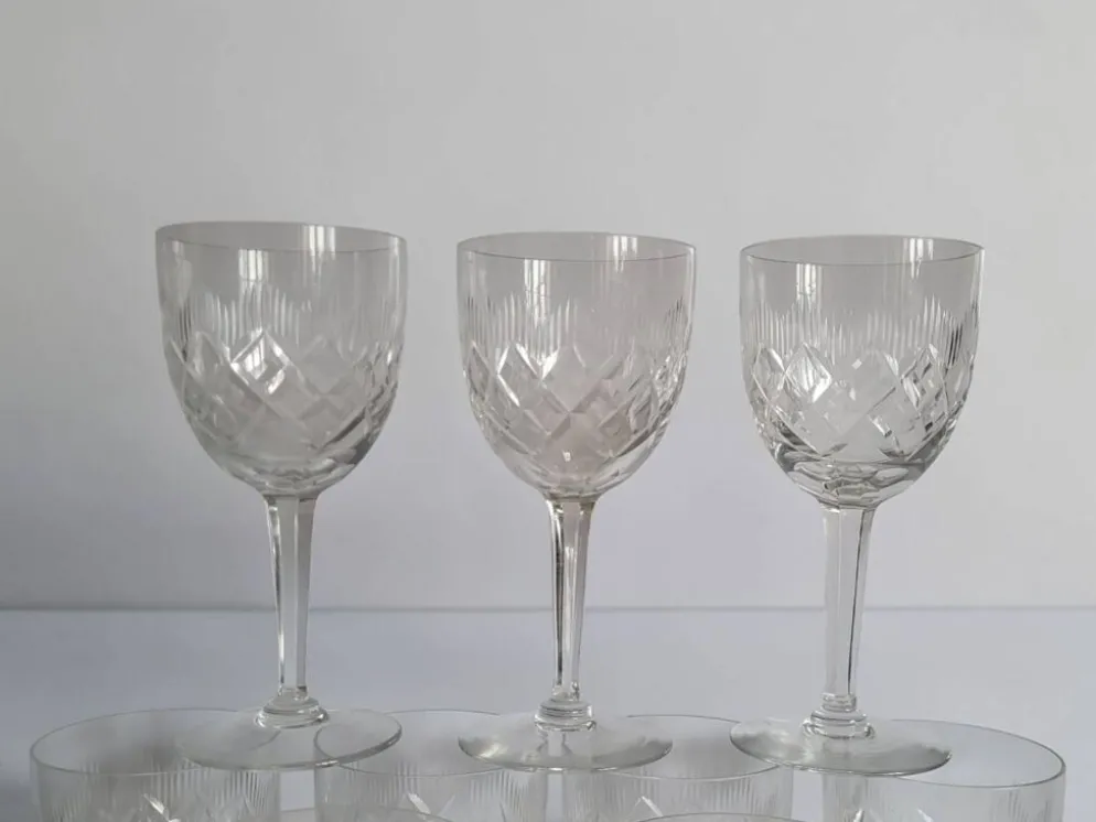 9 verres à vin / eau en cristal taillé