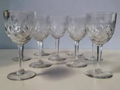 9 verres à vin / eau en cristal taillé