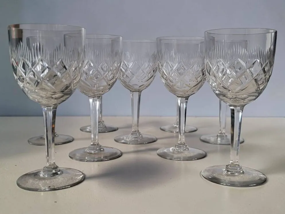 9 verres à vin / eau en cristal taillé