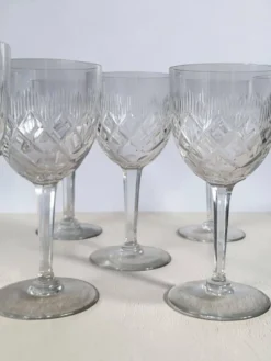 9 verres à vin / eau en cristal taillé
