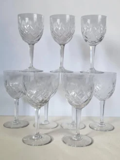 9 verres à vin / eau en cristal taillé