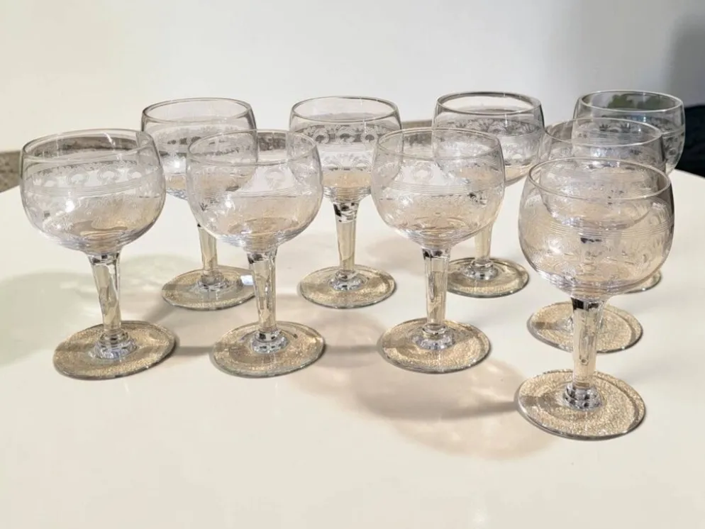 9 verres à vin guillochés déb. XXème