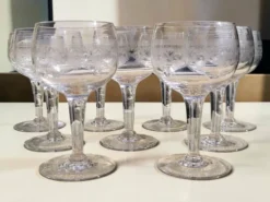 9 verres à vin guillochés déb. XXème