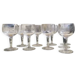 9 verres à vin guillochés déb. XXème