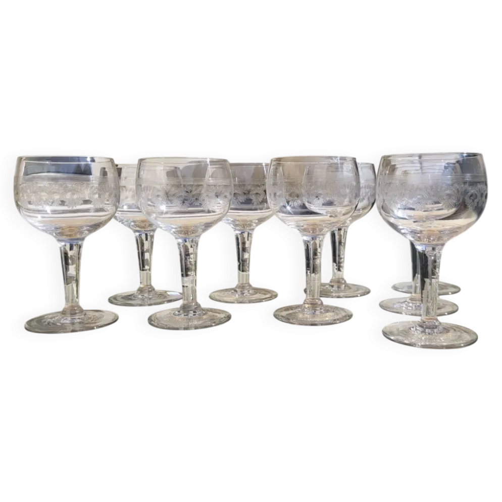 9 verres à vin guillochés déb. XXème