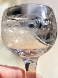 9 verres à vin guillochés déb. XXème