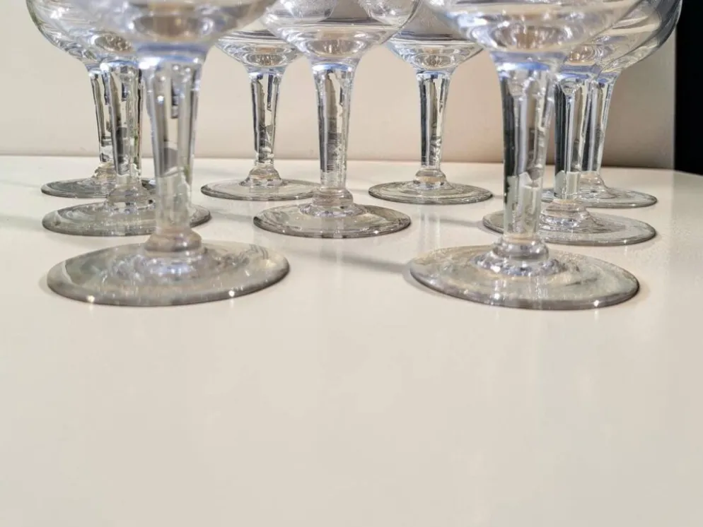 9 verres à vin guillochés déb. XXème