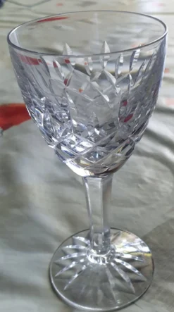 Verres à vin à pied Chantilly » de la Cristallerie Saint-Louis