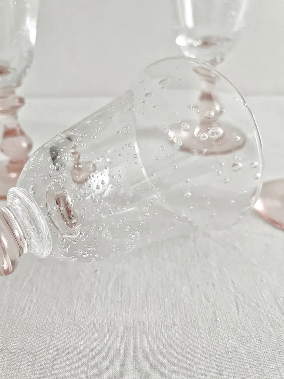 4 verres à vin pied rose en verre bullé vintage