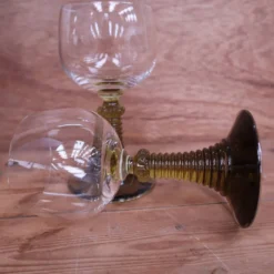 2 verres à vin style Roemer pied vert olive
