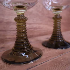 2 verres à vin style Roemer pied vert olive