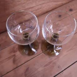 2 verres à vin style Roemer pied vert olive