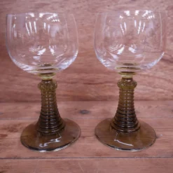 2 verres à vin style Roemer pied vert olive
