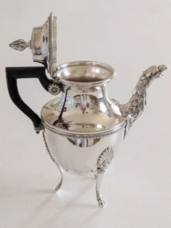 Verseuse à café style Empire en métal argenté, bec tête d'aigle