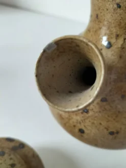 Verseuse en grès pyrité, travail de potier, pièce sculpturale