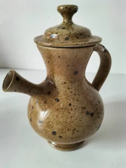Verseuse en grès pyrité, travail de potier, pièce sculpturale