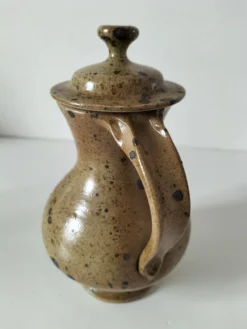 Verseuse en grès pyrité, travail de potier, pièce sculpturale