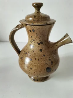 Verseuse en grès pyrité, travail de potier, pièce sculpturale